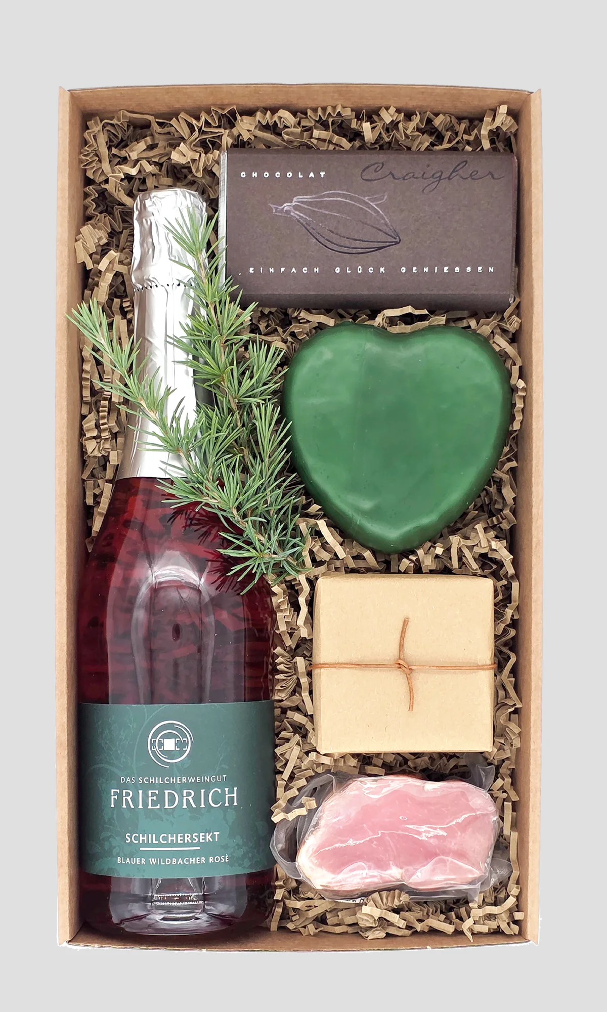 Kundengeschenk mit österreichischen Spezialitäten wie Schilchersekt, Schokolade, Speck, Seife und grünem Herz - Adam Geschenke