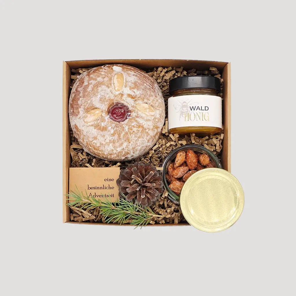 Besinnliche Geschenkbox mit Weihnachtsstollen, Nüssen und Aufstrich – festliches Präsent von Adam Geschenke