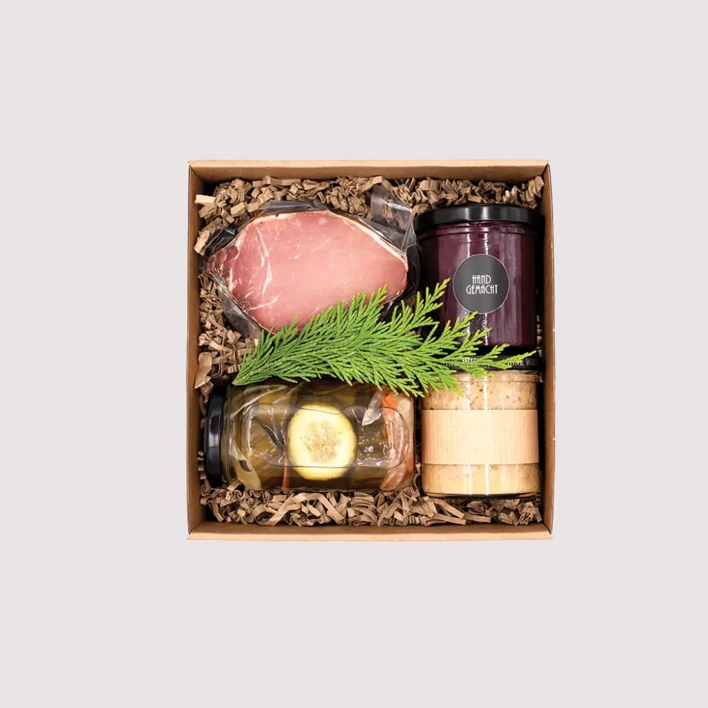 Feinkost Geschenkbox mit Schinken, Aufstrich, Käse und Gewürzen – Delikatessen von Adam Geschenke