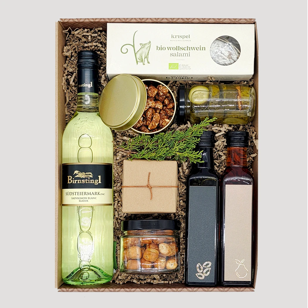 Herrliche Geschenkbox mit Weißwein, Schokolade, Nüssen und Delikatessen – stilvolles Präsent von Adam Geschenke