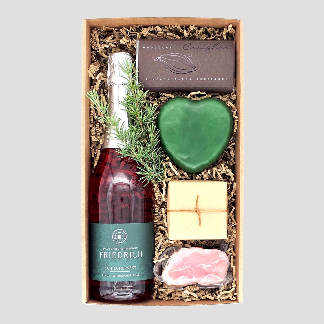 Herzhafte Geschenkbox mit Secco, Schinken, Schokolade und grüner Seife – vielseitiges Genießer-Set von Adam Geschenke