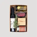Kostbare Geschenkbox mit Öl, Schinken, Süßigkeiten und Gewürzen – edles Gourmet-Präsent von Adam Geschenke