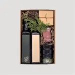 Kraftvolle Geschenkbox mit Schinken, Olivenöl, Essig und Gewürzen – minimalistisches Feinkostgeschenk von Adam Geschenke