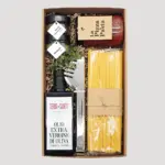 Mediterrane Geschenkbox mit Pasta, Olivenöl, Tomatensauce und Gewürzen – Pastarella-Set von Adam Geschenke