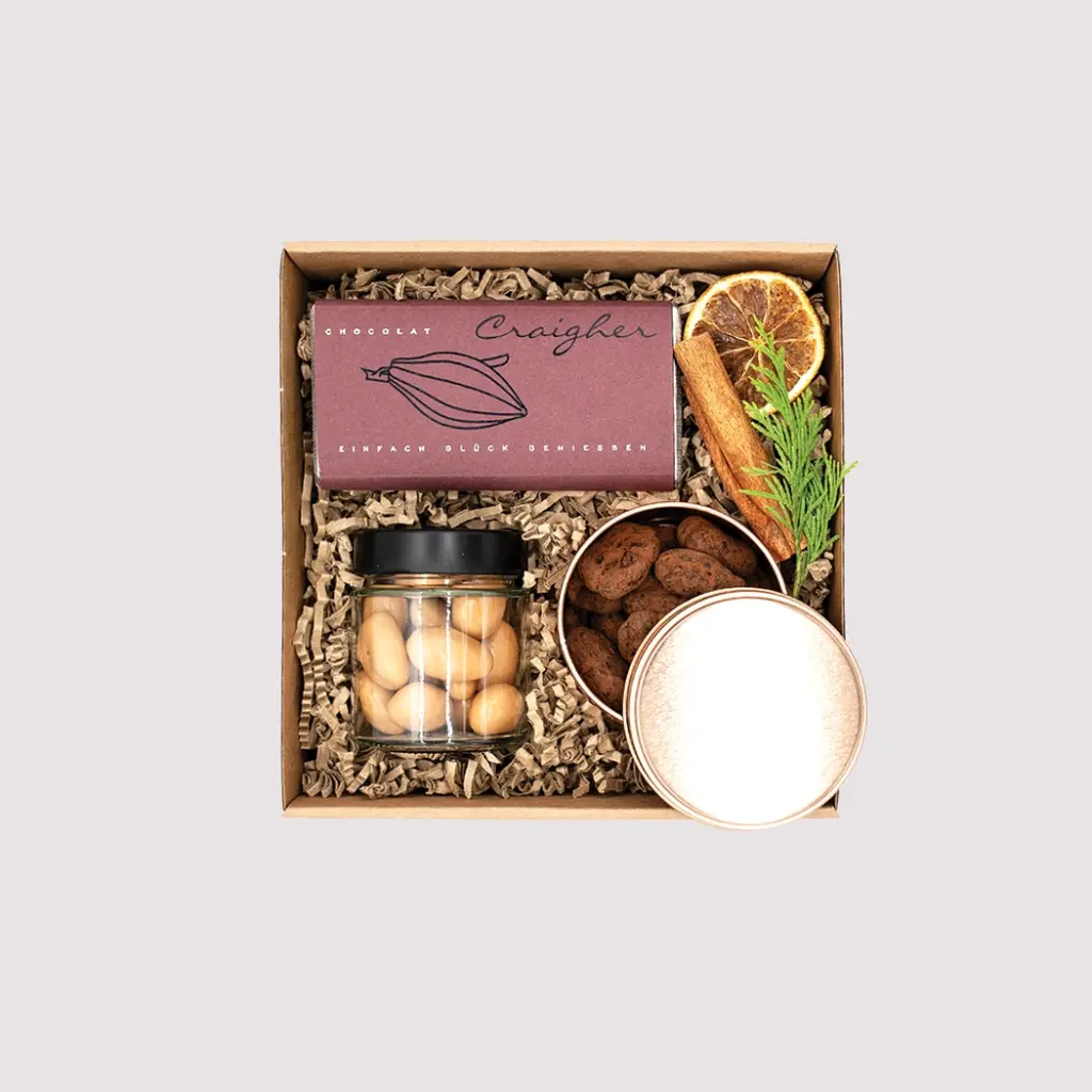 Kulinarische Geschenkbox mit Schokolade, Nüssen und Gewürzen – ideal als Dankeschön von Adam Geschenke