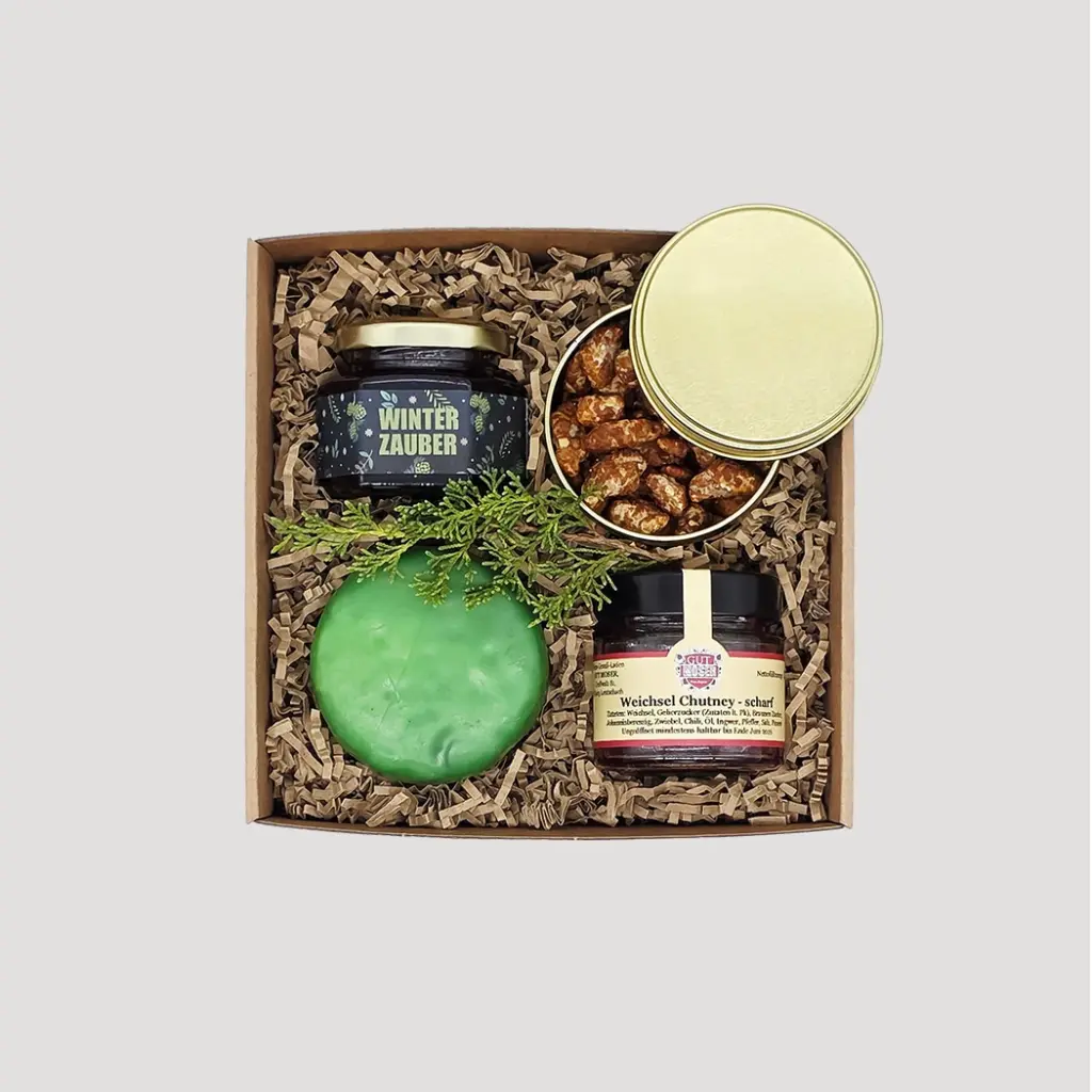Weihnachtliche Geschenkbox mit Winterzauber-Aufstrich, Mandeln und grüner Seife – festliches Set von Adam Geschenke