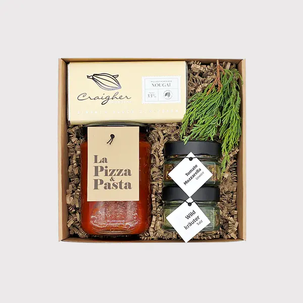 Aufmerksam Geschenkbox von Adam Geschenke mit Nougatschokolade, Pizza- und Pastasauce, Tomaten-Mozzarella-Gewürz und Wildkräutersalz