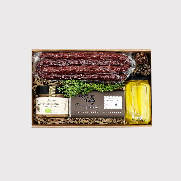 Geschenkbox „delikat“ von Adam Geschenke mit Wurstspezialitäten, Bio-Vollkornweizen, Schokolade und eingelegter Feinkost