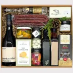 Genussbetont Geschenkbox von Adam Geschenke mit Wurstspezialität, Schokolade, Honig, eingelegtem Gemüse und ausgewählten Feinkostprodukten