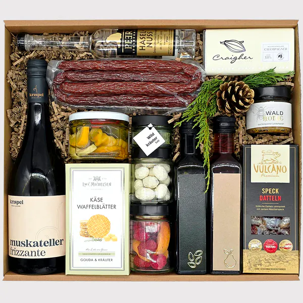 Genussbetont Geschenkbox von Adam Geschenke mit Wurstspezialität, Schokolade, Honig, eingelegtem Gemüse und ausgewählten Feinkostprodukten
