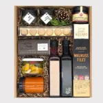 Genussreich Geschenkbox von Adam Geschenke mit Walnussfilet, Schokolade, Chutney, Gewürzen und ausgewählten Feinkostspezialitäten