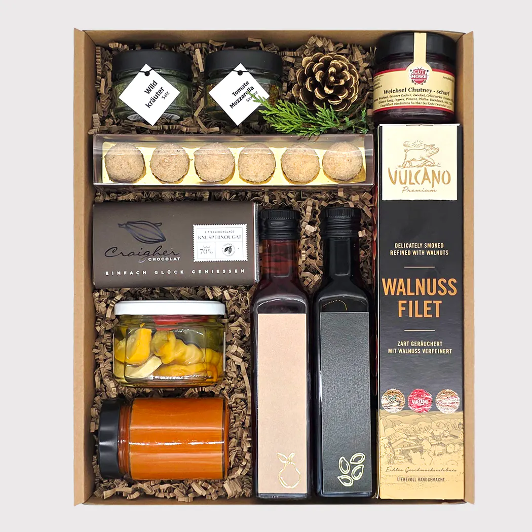 Geschenkbox Genussreich von Adam Geschenke mit Walnussfilet, zwei Flaschen und weiteren ausgewählten Spezialitäten aus der Steiermark in Österreich
