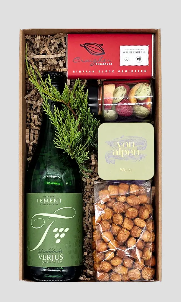 Kulinarisches Geschenk alkoholfrei in einer Geschenkbox mit alkoholfreiem Getränk, Nüssen, Süßigkeiten und weiteren Feinkostprodukten