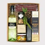 Heimatverbundene Geschenkbox von Adam Geschenke mit Wurstspezialität, Walnussfilet, Getränk und ausgewählten regionalen Feinkostprodukten