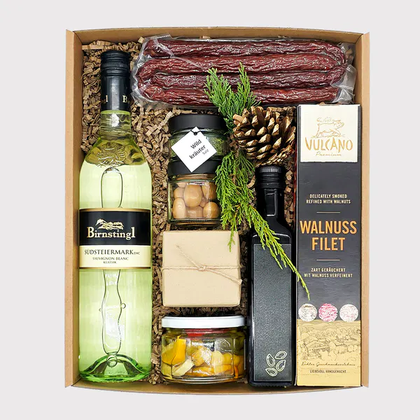 Heimatverbundene Geschenkbox von Adam Geschenke mit Wurstspezialität, Walnussfilet, Getränk und ausgewählten regionalen Feinkostprodukten