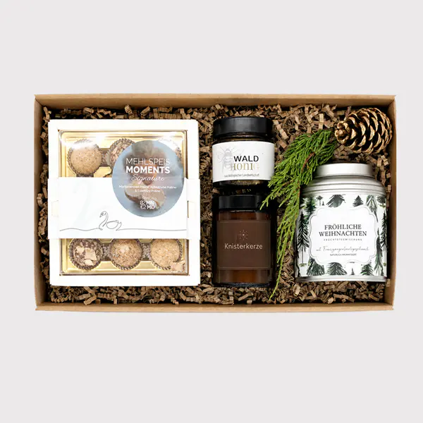 Geschenkbox „herzerwärmend“ von Adam Geschenke mit Knisterkerze, Waldhonig, weihnachtlichem Früchtetee und süßen Spezialitäten