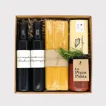 Klassische Geschenkbox von Adam Geschenke mit Pasta, Pizza- und Pastasauce, Schokolade und zwei Flaschen ausgewählter Spezialitäten
