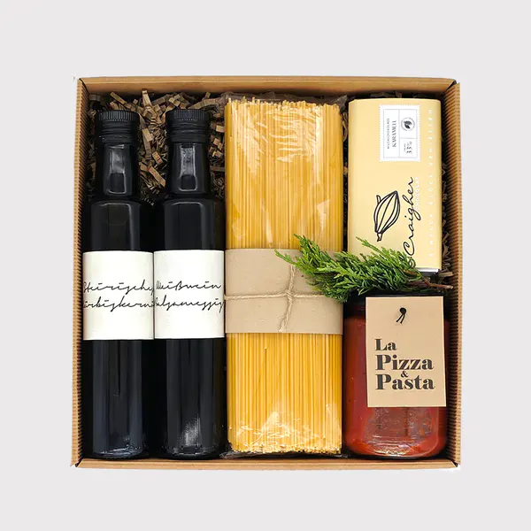 Klassische Geschenkbox von Adam Geschenke mit Pasta, Pizza- und Pastasauce, Schokolade und zwei Flaschen ausgewählter Spezialitäten