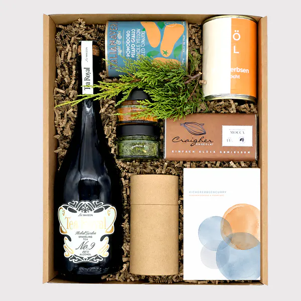 Kochfreudig Geschenkbox von Adam Geschenke mit alkoholfreiem Tea Royal, Kichererbsen, Schokolade, Gewürzen und Kochrezept