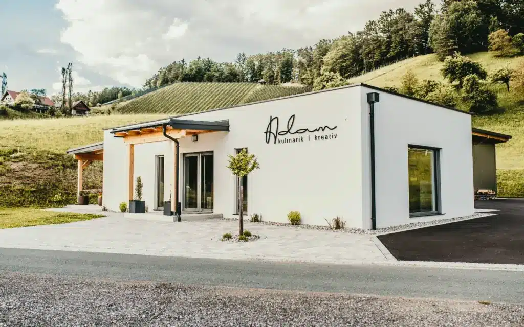 Firmengebäude von Brigitte Adam in ländlicher Umgebung in Leutschach