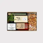 Geschenkbox „mediterran“ von Adam Geschenke mit Olivenöl, Pizza- und Pastasauce, Nougatschokolade und herzhaften Knabbereien