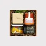 Geschenkbox „Würzig“ von Adam Geschenke mit Alpen Fleur de Sel, eingelegtem Gemüse und ausgewählten herzhaften Spezialitäten