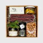 Geschenkbox „zünftig“ von Adam Geschenke mit Wurstspezialitäten, Schokolade, eingelegtem Gemüse, Gewürzen und herzhaften Knabbereien